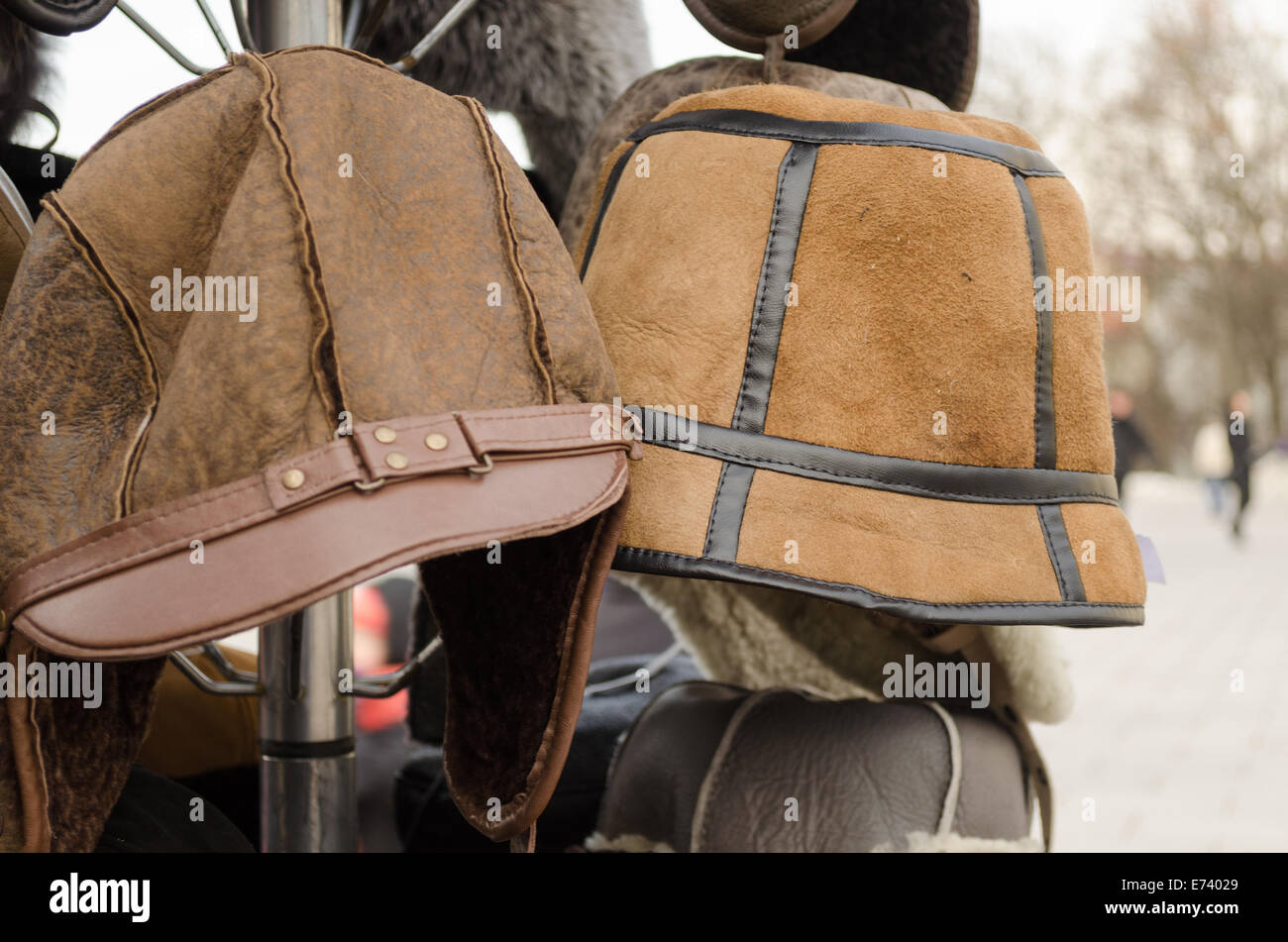 männliche braun verziert Wintermützen auf Rack im freien Stockfoto