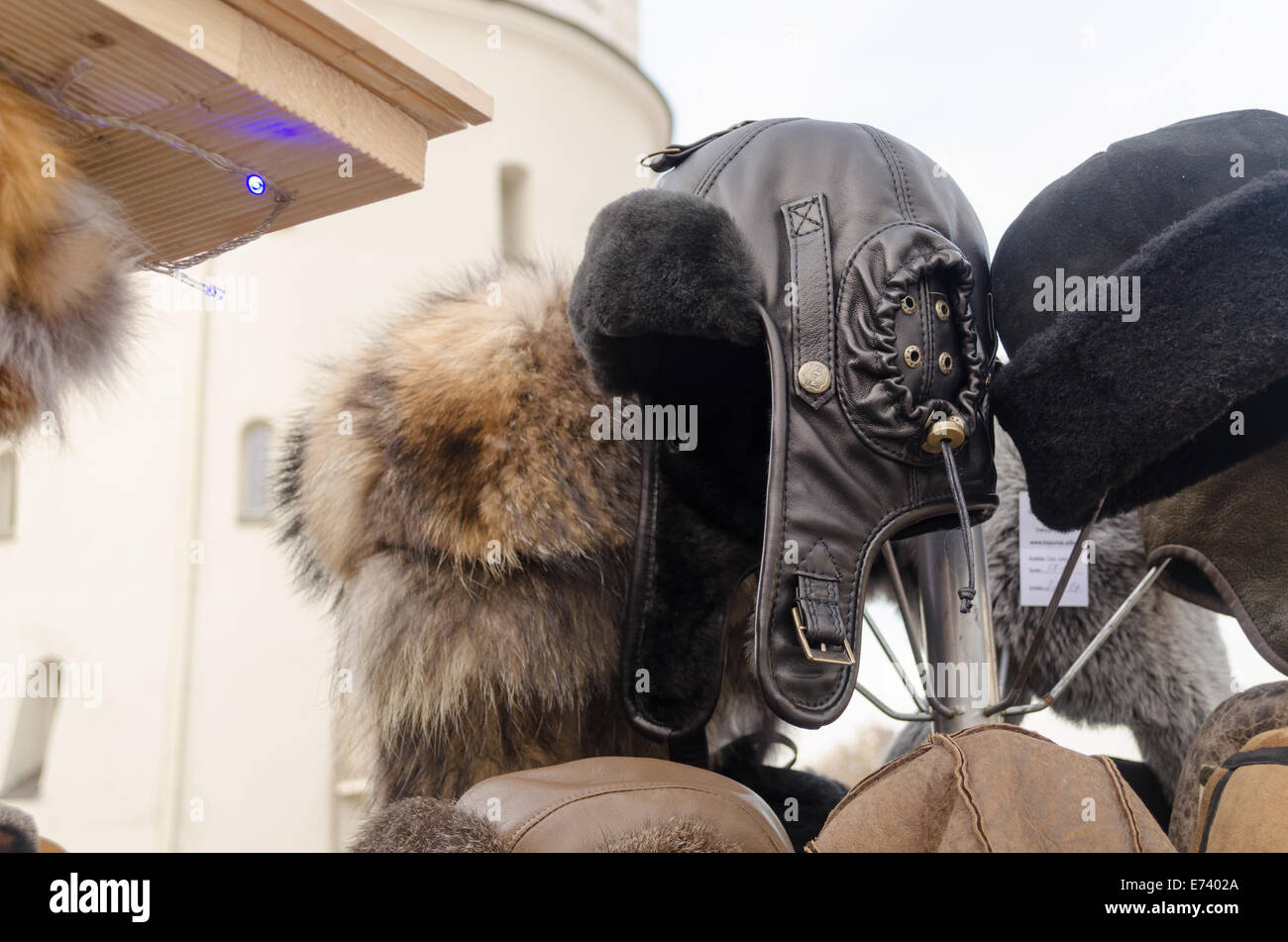 Schwarzes Leder genäht wunderschön Hüte auf der Hutablage im freien Stockfoto