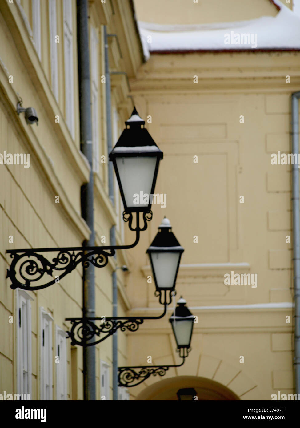 gelbes Gebäude mit Fenstern und Straßenlaterne Stockfoto