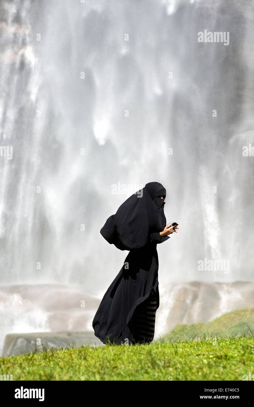 Islamische Frau, gekleidet in einen vollständig schwarzen burka Stockfoto