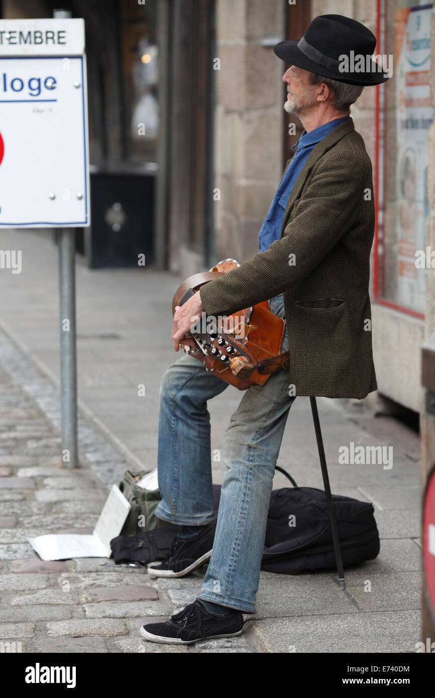 Hurdy Gurdy wurde gespielt auf der Straße, Dinan, Bretagne, Frankreich. Stockfoto Hurdy Gurdy wurde gespielt auf der Straße, Dinan, Bretagne, Frankreich. Stockfoto