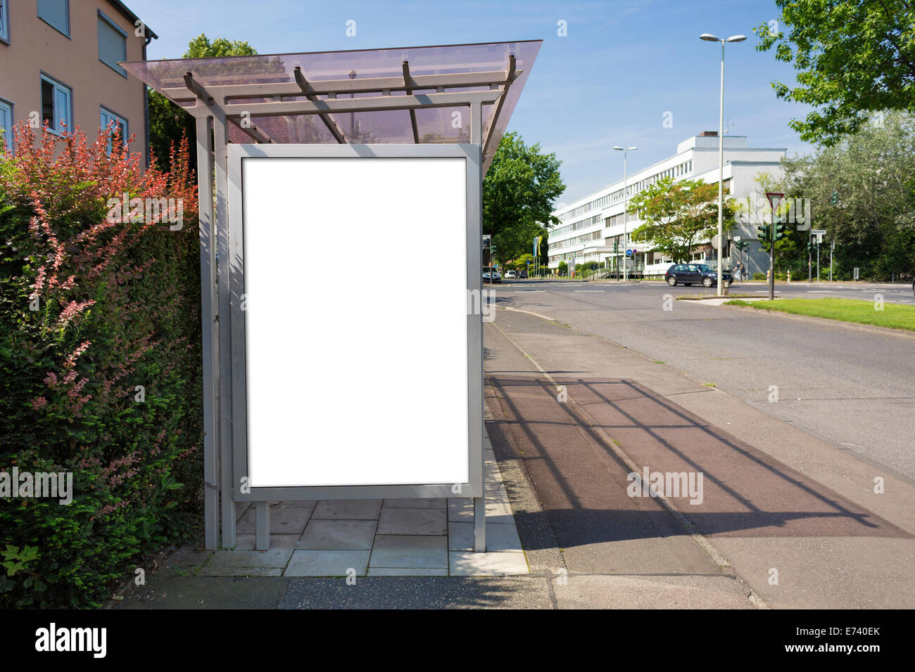 Bushaltestelle-Plakat oder Poster, weiß, leer. Clipping-Pfad ist im Preis inbegriffen. Stockfoto