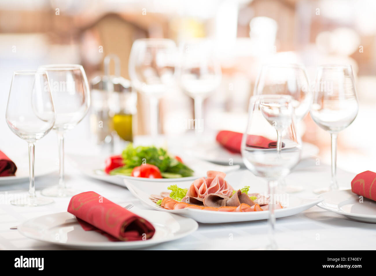 Banketttisch Einstellung im Interieur des Restaurants Stockfoto