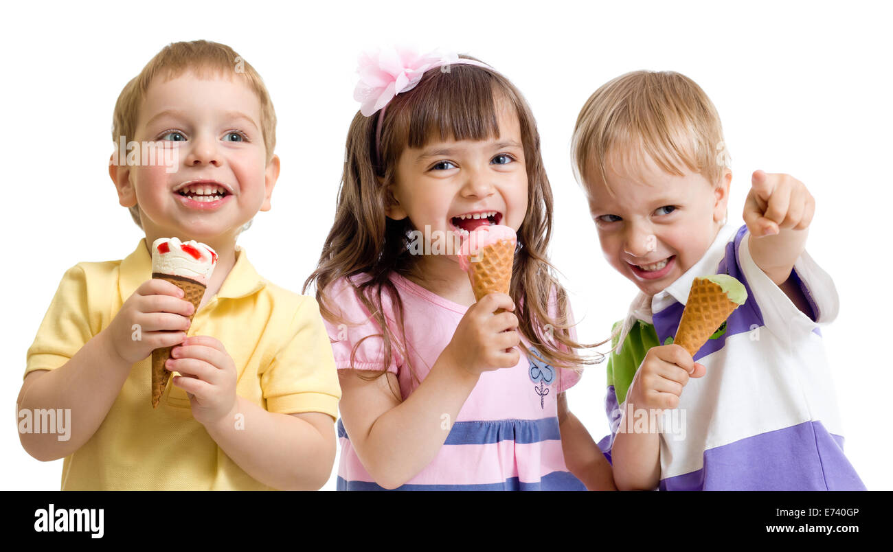 glückliche Kinder oder Kinder Gruppe mit Eis isoliert auf weiss Stockfoto