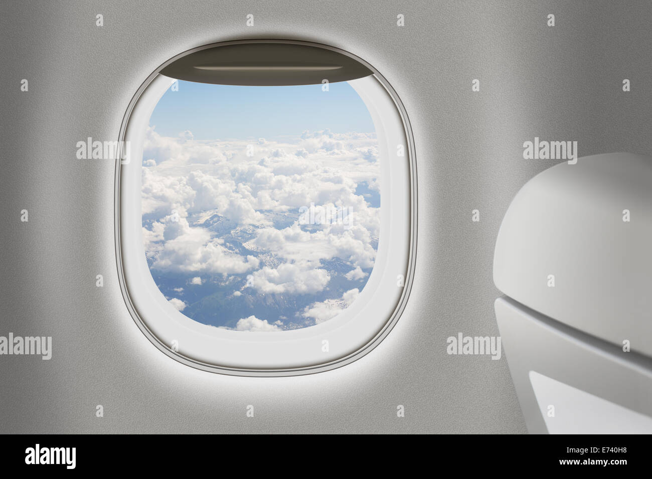 Flugzeug oder Jet Interieur mit Fenster und Stuhl als Konzept zu reisen. Stockfoto