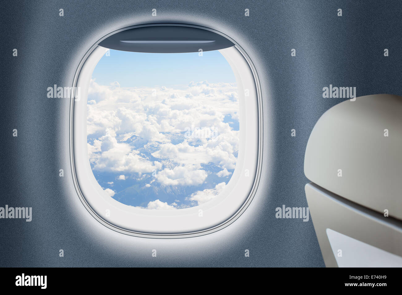 Flugzeug oder Jet-Fenster mit Wolken hinter, Reisen Konzept. Stockfoto