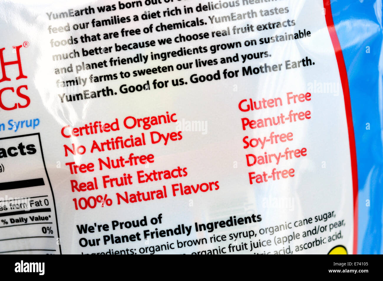 Etikett auf Süßigkeit Verpackung: zertifiziert Bio, ohne künstliche Farbstoffe, glutenfrei, etc.. Stockfoto