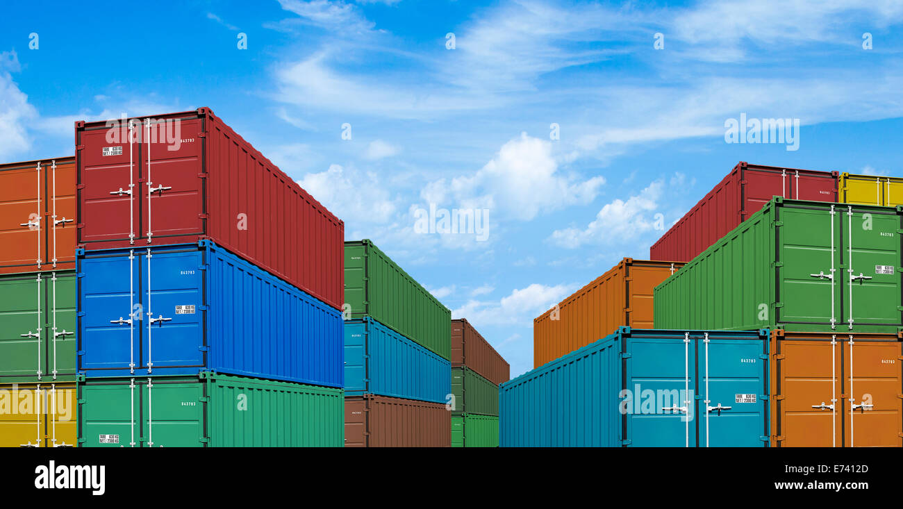exportieren Sie oder importieren Sie Versand Fracht-Container-Stacks in Port unter Himmel Stockfoto