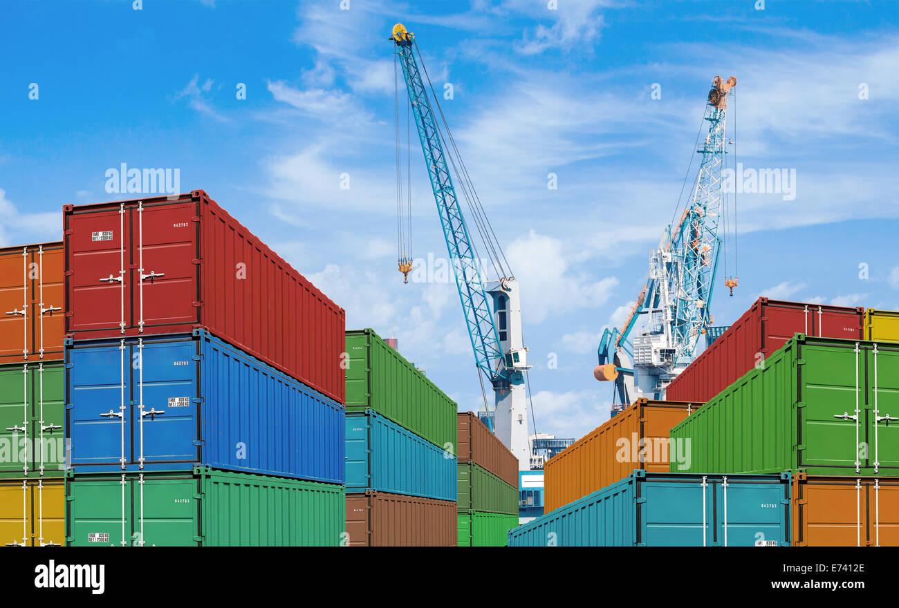 exportieren Sie oder importieren Sie Versand Fracht-Container-Stacks und Hafenkräne Stockfoto