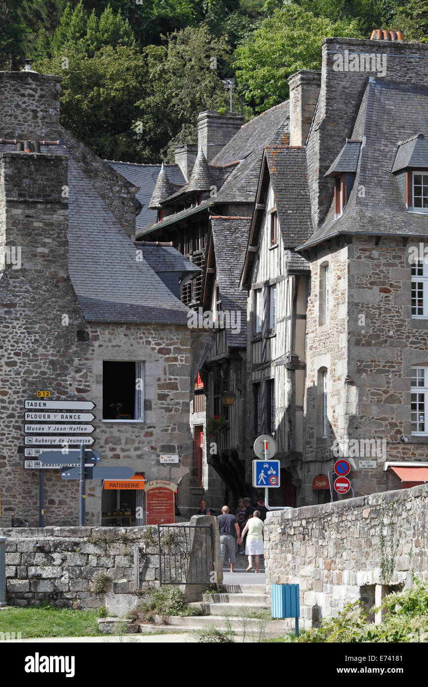 Dinan, Bretagne, Frankreich. Unterstadt nahe dem Hafen Stockfoto