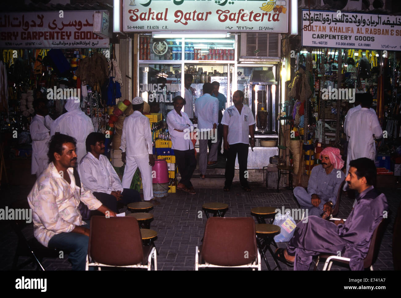 Männer, die Entspannung am Abend im Souq Waqif Doha, Qatar, 1985 Stockfoto