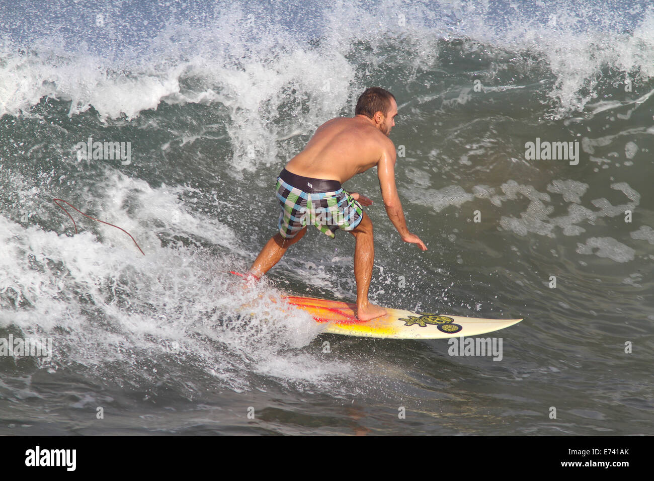Eine Welle surfen Stockfoto