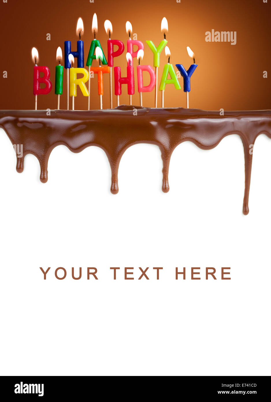 Herzlichen Glückwunsch zum Geburtstag Kerzen auf Schokoladenkuchen Vorlage Stockfoto