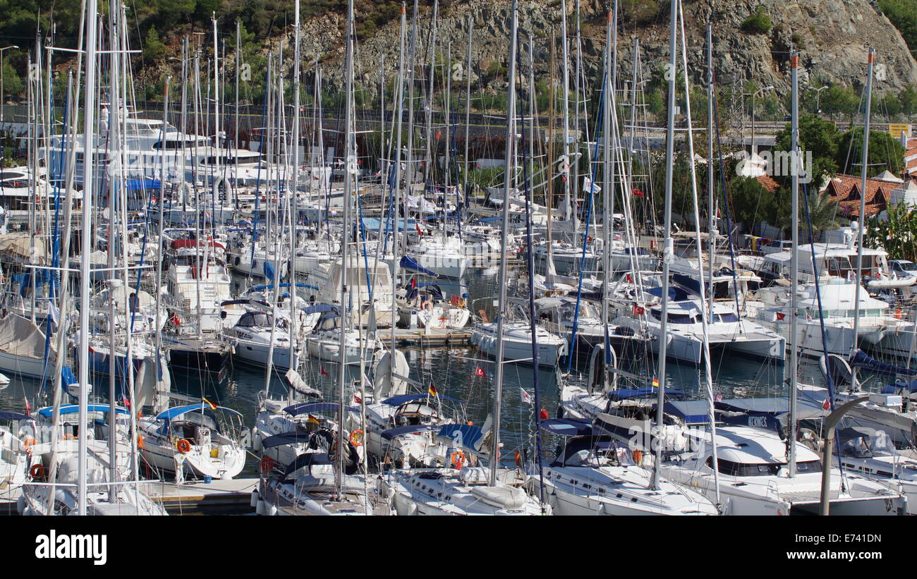 Schönen weißen Segelschiffe angedockt im Hafen von Marmaris, Türkei. Stockfoto