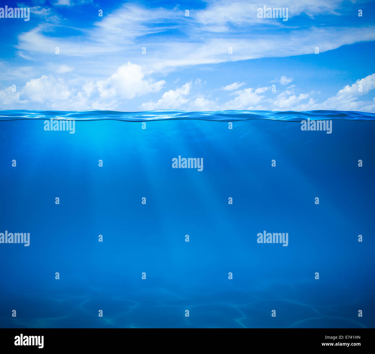 Meer oder Ozean Wasser Oberfläche und Unterwasser Stockfoto