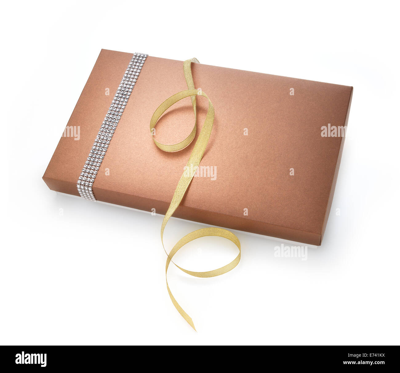 Weihnachts-Geschenk-Box mit Band auf weißem Hintergrund. Clipping-Pfad Stockfoto