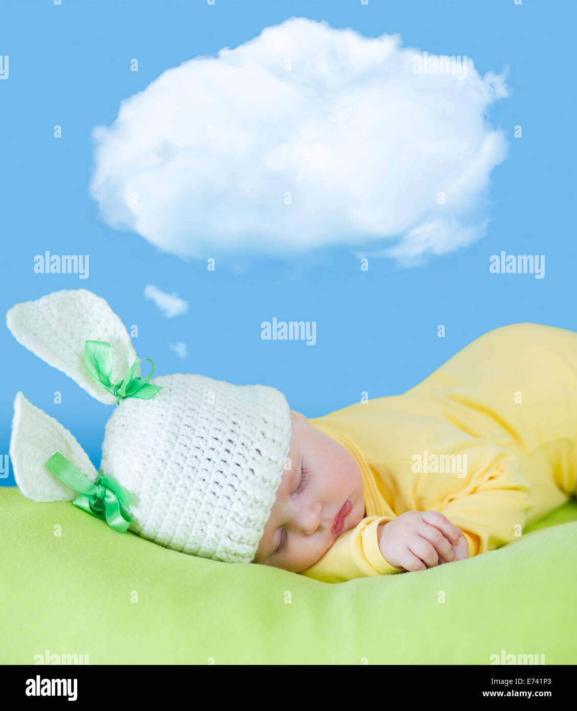 schlafenden Baby Closeup Portrait in Hasen oder Kaninchen Hut mit Traum-cloud Stockfoto