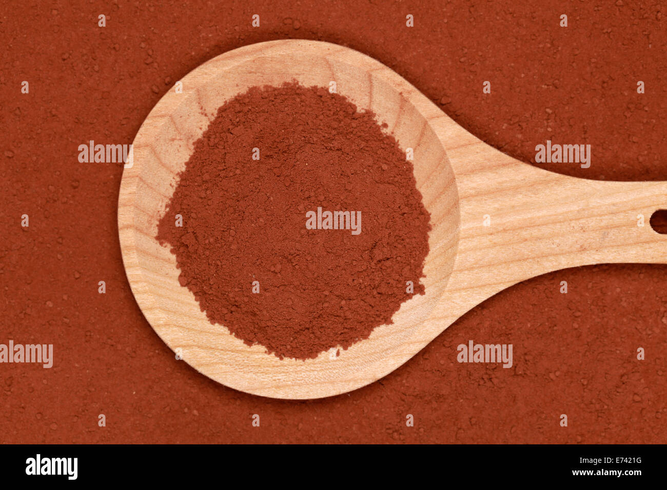 Kakaopulver auf einem Holzlöffel bildet einen Hintergrund Stockfoto