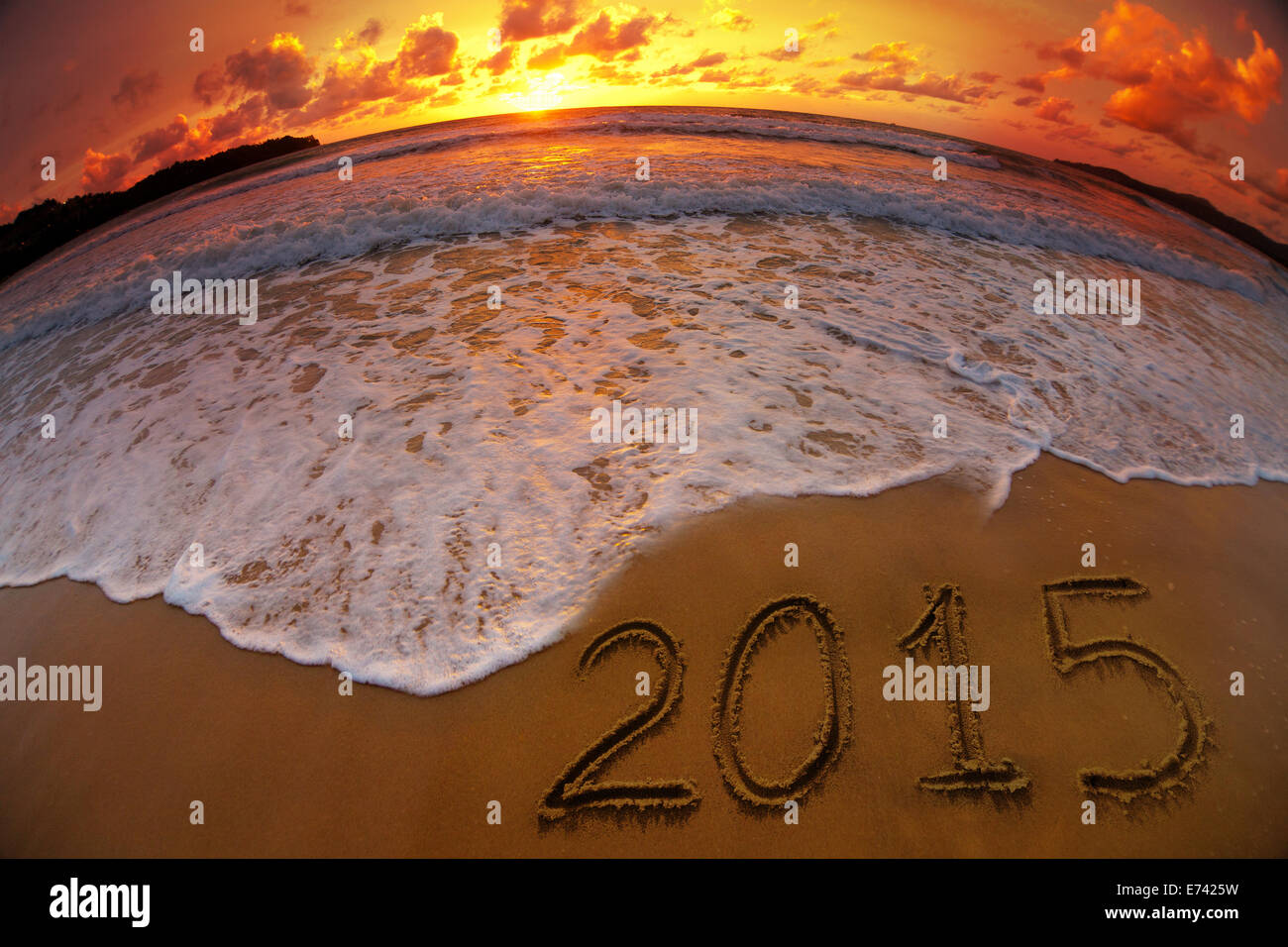Neujahr 2015 Ziffern auf Meer Strand Sonnenuntergang Stockfoto