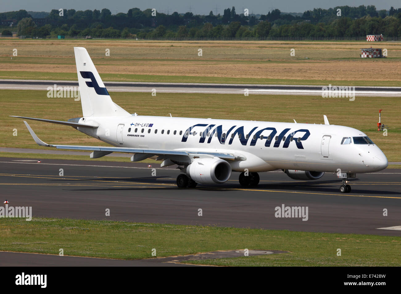 Düsseldorf - 3. Juli 2012: A Finnair Embraer 190 Jet mit der Registrierung rollt OH-LKO Startposition bei Dusseldo Stockfoto