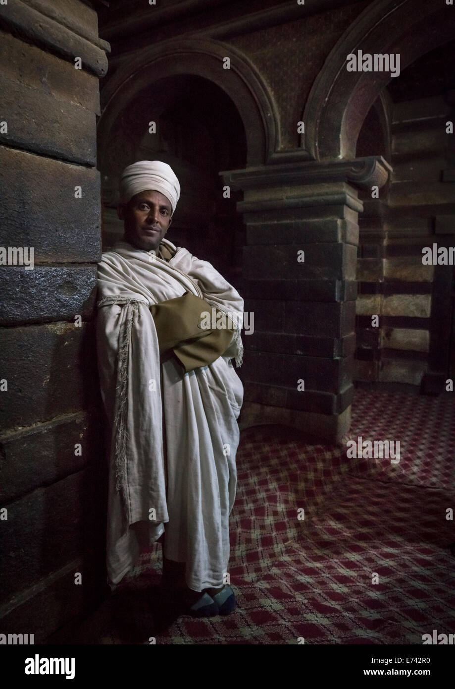 Priester innen Yemrehana Krestos Felsenkirche, Lalibela, Äthiopien Stockfoto