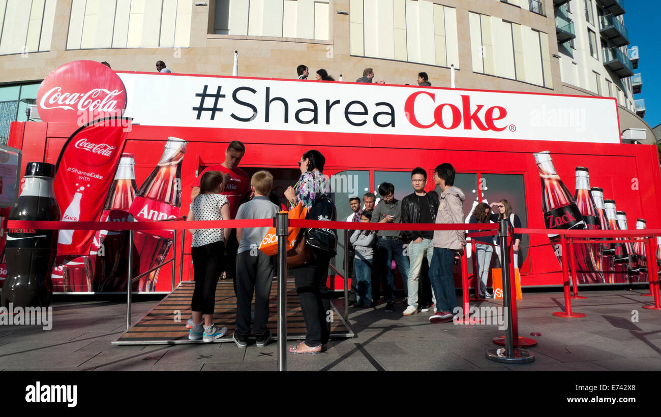 Coca-Cola-Werbung Werbung auf Doppeldecker-Bus Stadtzentrum von Cardiff, Wales UK KATHY DEWITT Stockfoto