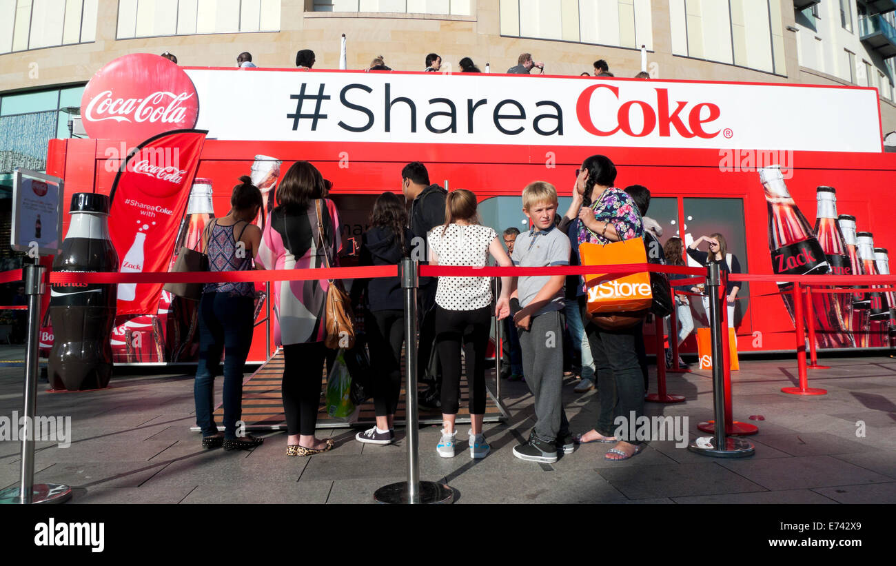 #ShareaCoke #Share a Coke (Share a Coke) Kampagne Coca-Cola Werbewerbung Werbung auf einem Doppeldeckerbus Cardiff City Centre Wales UK KATHY DEWITT Stockfoto