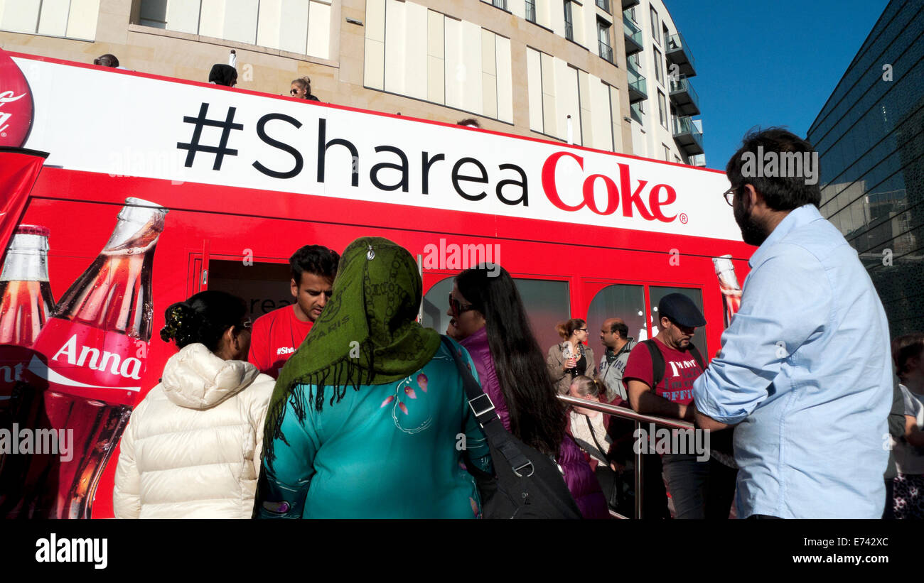 Coca-Cola Werbung Werbung Schild an Doppeldecker-Bus im Stadtzentrum von Cardiff, Wales UK KATHY DEWITT Stockfoto