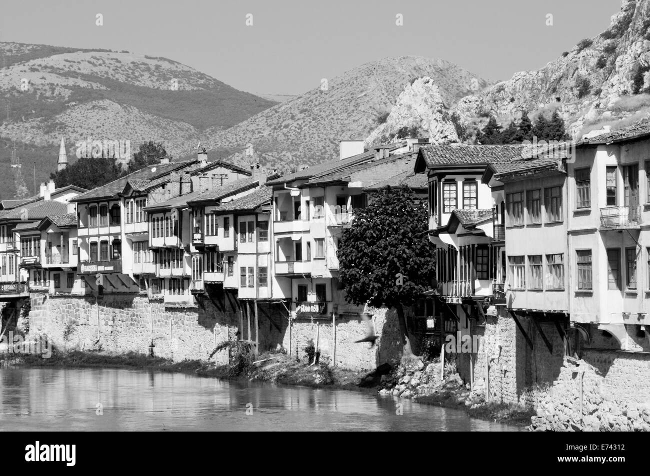 Schwarzweißansicht des osmanischen Häuser überhängende Ufer des Flusses in Amasya, Türkei Stockfoto