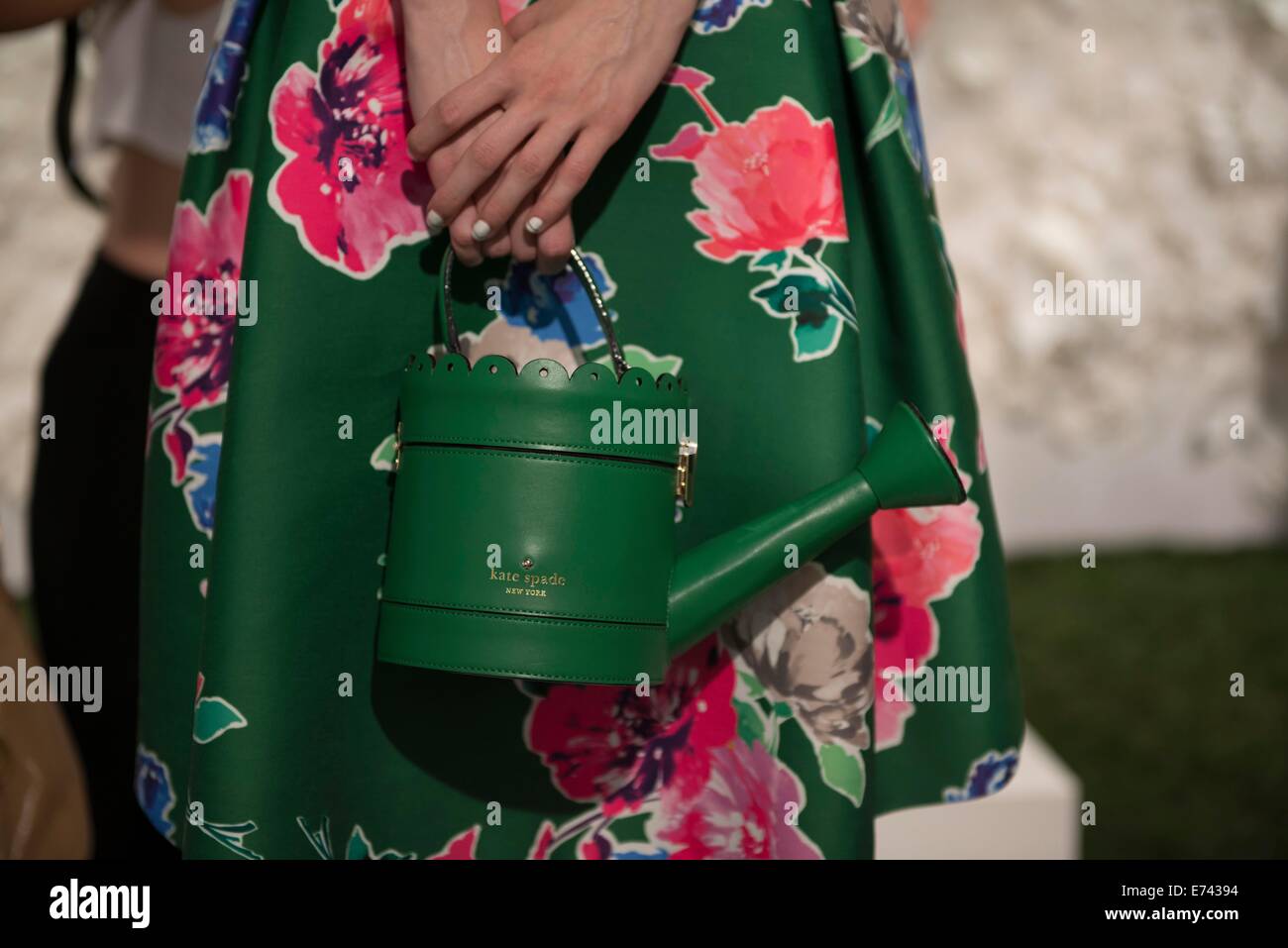 New York, New York, USA. 5. Sep, 2014. Modell hält Tasche bei der Präsentation der Kollektion Kate Spade Frühjahr 2015 bei Mercedes-Benz Fashion Week. Bildnachweis: Jodi Jones/ZUMA Wire/ZUMAPRESS.com/Alamy Live-Nachrichten Stockfoto