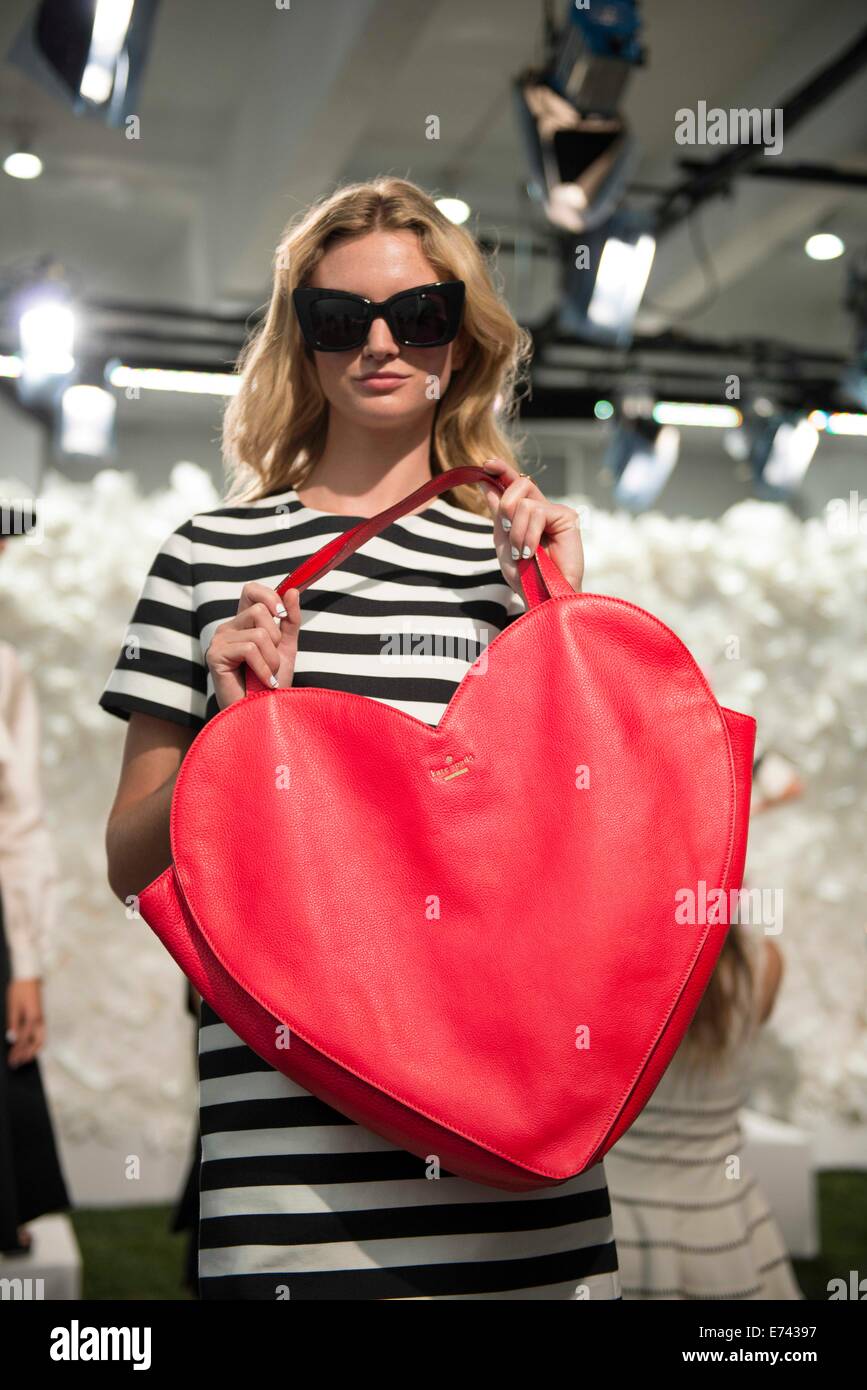 New York, New York, USA. 5. Sep, 2014. Model Posen mit Herzerltasche bei der Präsentation der Kollektion Kate Spade Frühjahr 2015 bei Mercedes-Benz Fashion Week. Bildnachweis: Jodi Jones/ZUMA Wire/ZUMAPRESS.com/Alamy Live-Nachrichten Stockfoto