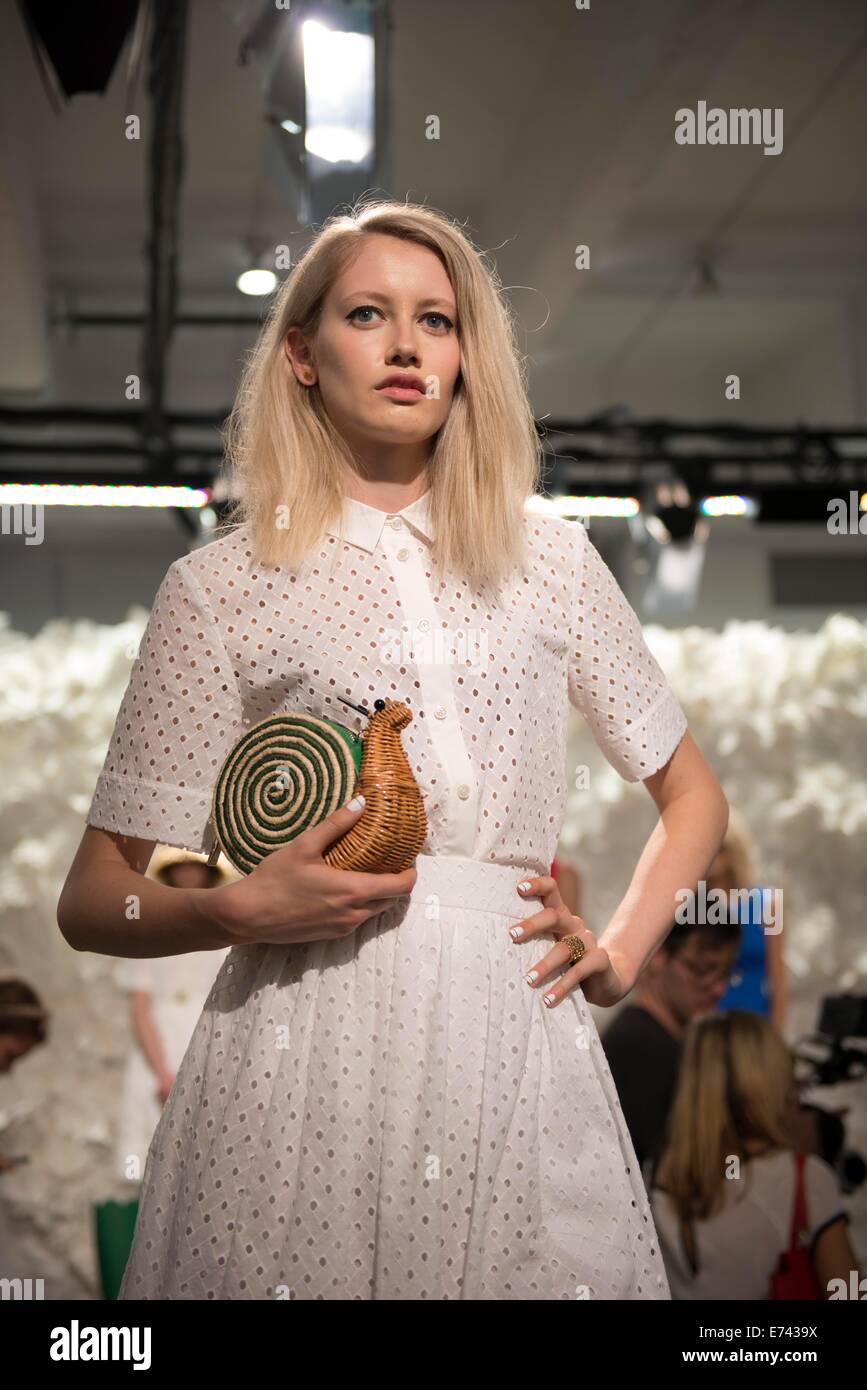 New York, New York, USA. 5. Sep, 2014. Model Posen bei der Präsentation der Kollektion Kate Spade Frühjahr 2015 bei Mercedes-Benz Fashion Week. Bildnachweis: Jodi Jones/ZUMA Wire/ZUMAPRESS.com/Alamy Live-Nachrichten Stockfoto