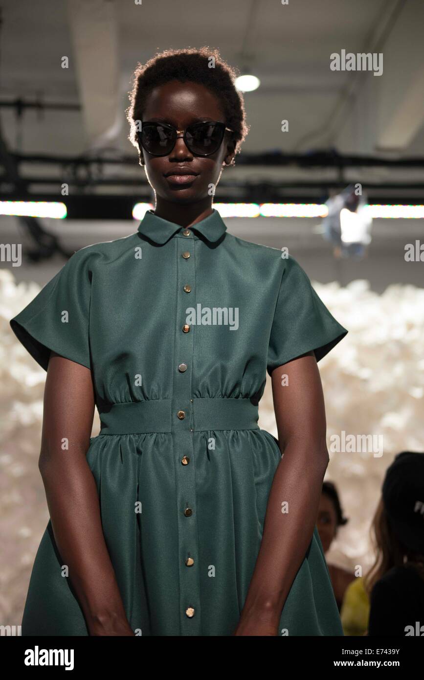 New York, New York, USA. 5. Sep, 2014. Model Posen bei der Präsentation der Kollektion Kate Spade Frühjahr 2015 bei Mercedes-Benz Fashion Week. Bildnachweis: Jodi Jones/ZUMA Wire/ZUMAPRESS.com/Alamy Live-Nachrichten Stockfoto