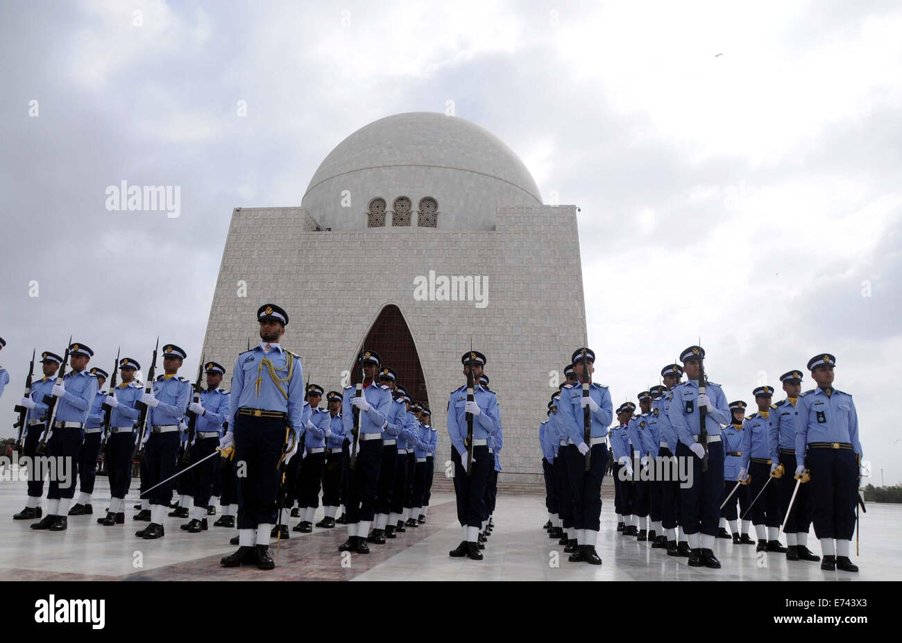 (140906)--KARACHI, 6. September 2014 (Xinhua)--Pakistan Luftwaffe jüngstere Söhne marschieren am Mausoleum des Gründers des Landes Mohammad Ali Jinnah während einer Zeremonie anlässlich der Verteidigung-Tag im südlichen Hafenstadt pakistanischen Stadt Karachi, 6. September 2014. Pakistans Streitkräfte beobachtet Verteidigung Tag Samstag, um den Tag zu begehen, wenn das Land Armee gekämpft und ist es gelungen, im Krieg gegen Indien im Jahr 1965 auf Lahore, Sialkot und andere Grenzen. (Xinhua/Masroor) (Dzl) Stockfoto