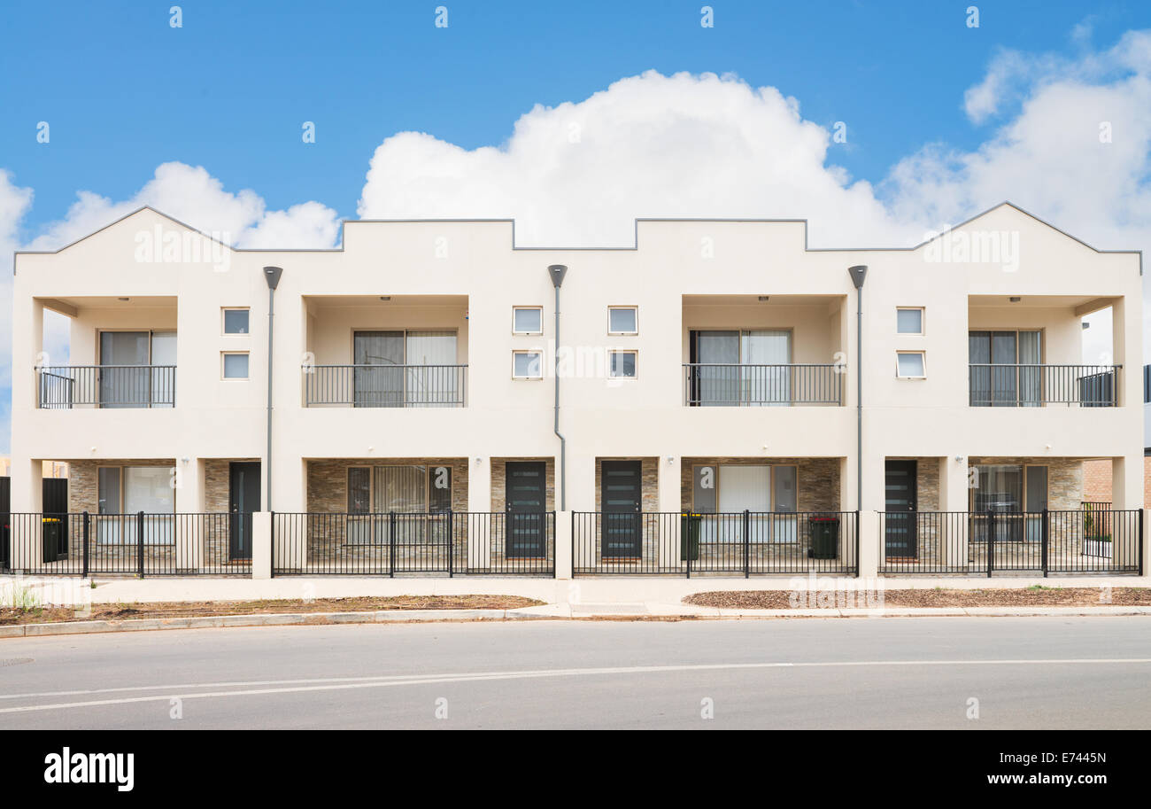 Typische Fassade eines modernen Vorort Stadthauses am Mittag Stockfoto
