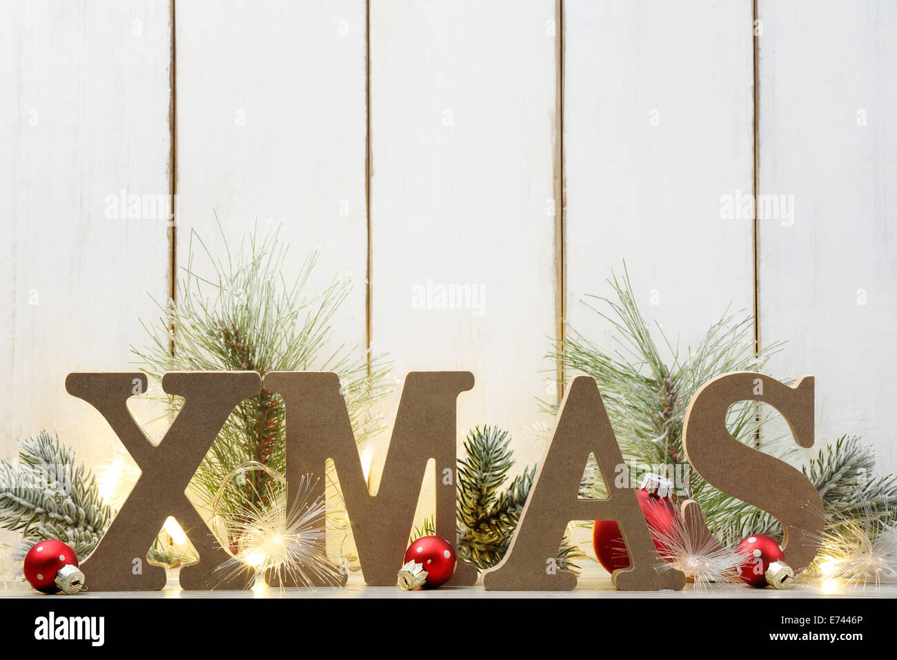Hölzerne XMAS Weihnachtskugeln mit Tanne Zweig auf Holz Hintergrund Stockfoto