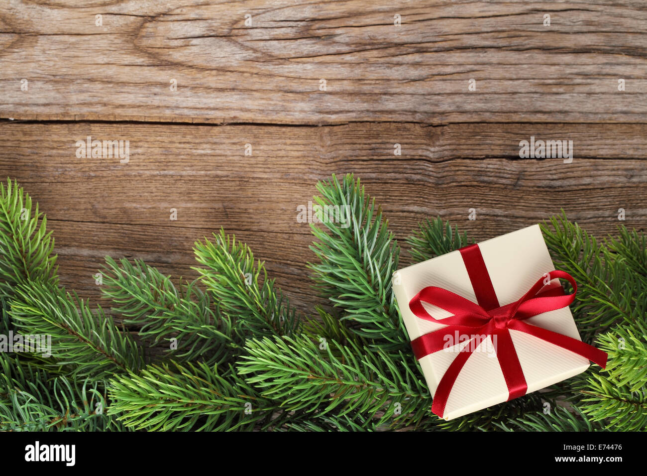Tanne Zweig und Geschenk-Box auf hölzernen Hintergrund Stockfoto