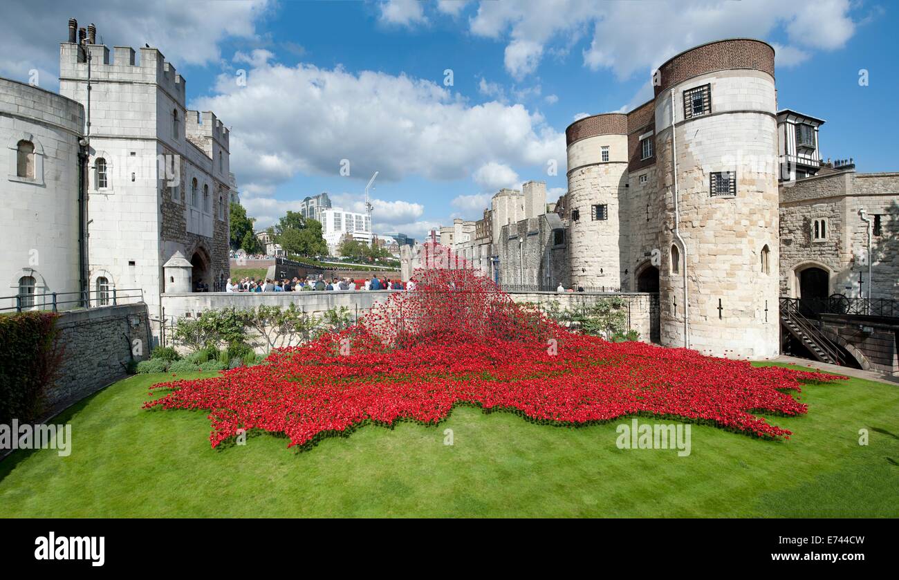 Der Tower of London, umgeben von Keramik Mohnblumen Künstlers Paul Cummins Stockfoto