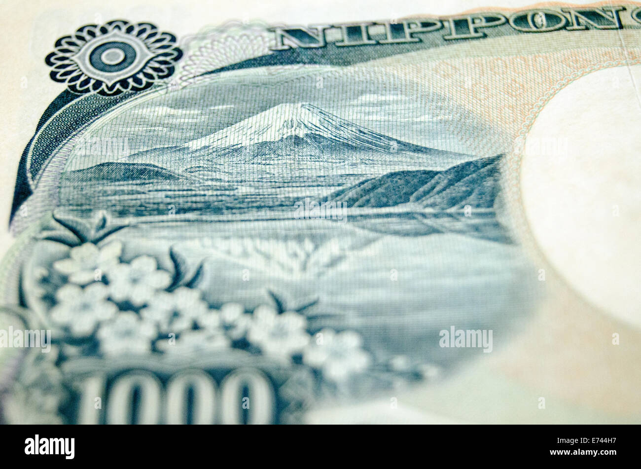 Detail einer 1000-Yen-Banknote mit dem japanischen Wahrzeichen Mount Fuji auf der Rückseite.  Gebrauchten Banknoten in einem Winkel fotografiert. Stockfoto