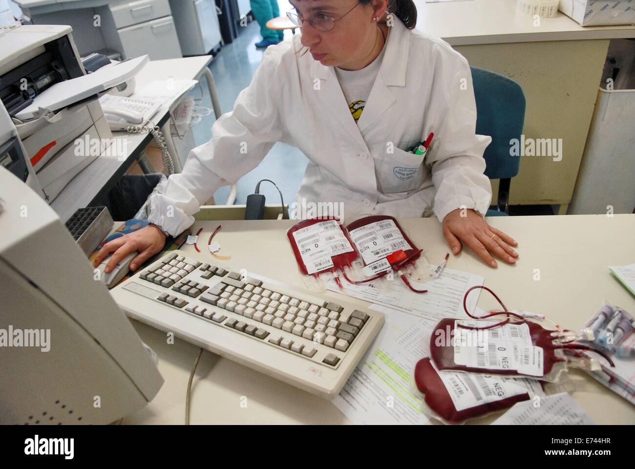 Sacco Hospital von Mailand (Italien), Einheit der Immunhämatologie und Transfusionsmedizin, Labor für die Analyse des Blutes Stockfoto