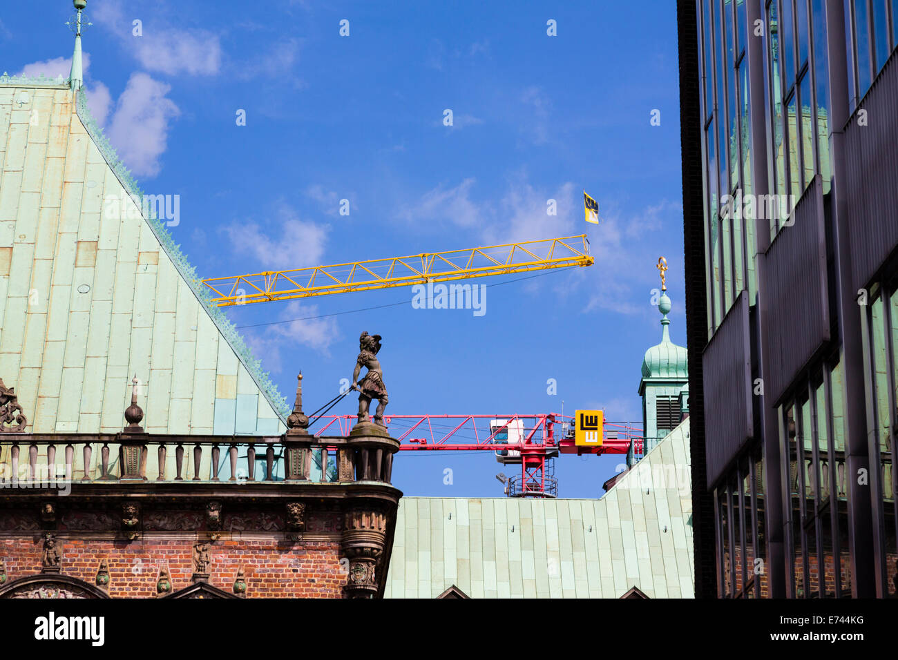 Moderne Baukrane hinter Bremer Rathaus mit Reflexionen aus dem Landtag-Gebäude. Stockfoto
