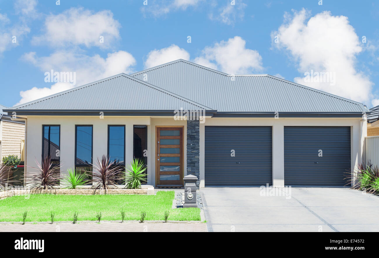 Typische Fassade ein modernes Vorstadthaus Stockfoto