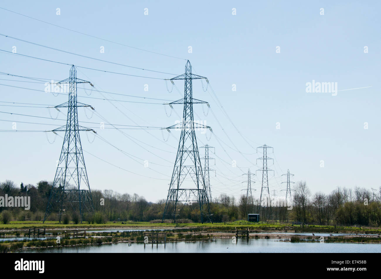 Blick auf Hallen Marsh, verwaltete Überschwemmungsgebiet mit Strommasten dominiert die Szene Stockfoto