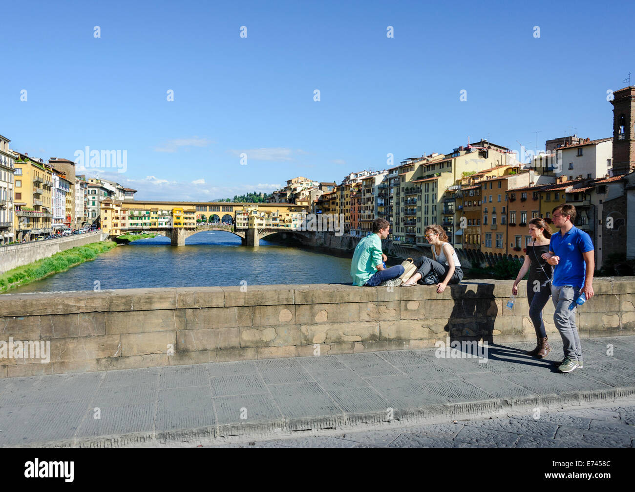 Paare auf Ponte Santa Trinita in Florenz Stockfoto