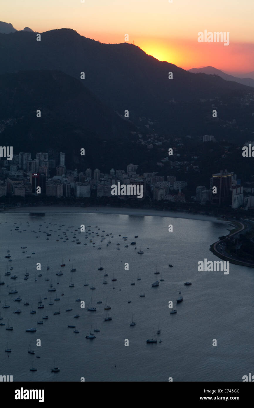 Blick auf Teile von Rio De Janeiro zwischen die Berge bei Sonnenuntergang aus dem Pao de Azucar. Rio De Janeiro, Brasilien. Stockfoto