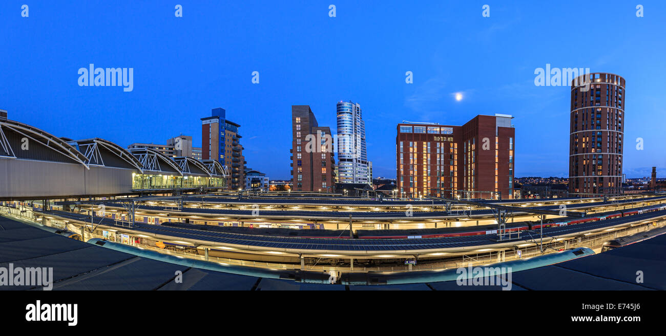 Leeds City Skyline von moderner Architektur und Schiene verfolgt im Vordergrund, Leeds, England. Stockfoto
