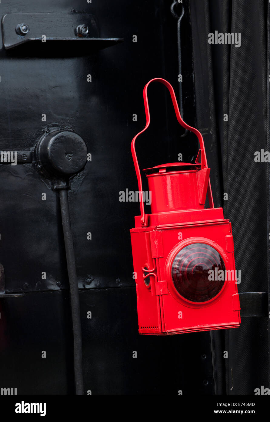 Rote Lampe auf der Rückseite der Dampflokomotive. Stockfoto