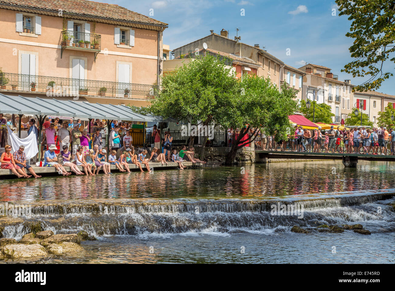 Sorgue Fluss fließt durch L'Isle-Sur-la-Sorgue, Provence, Frankreich Stockfoto