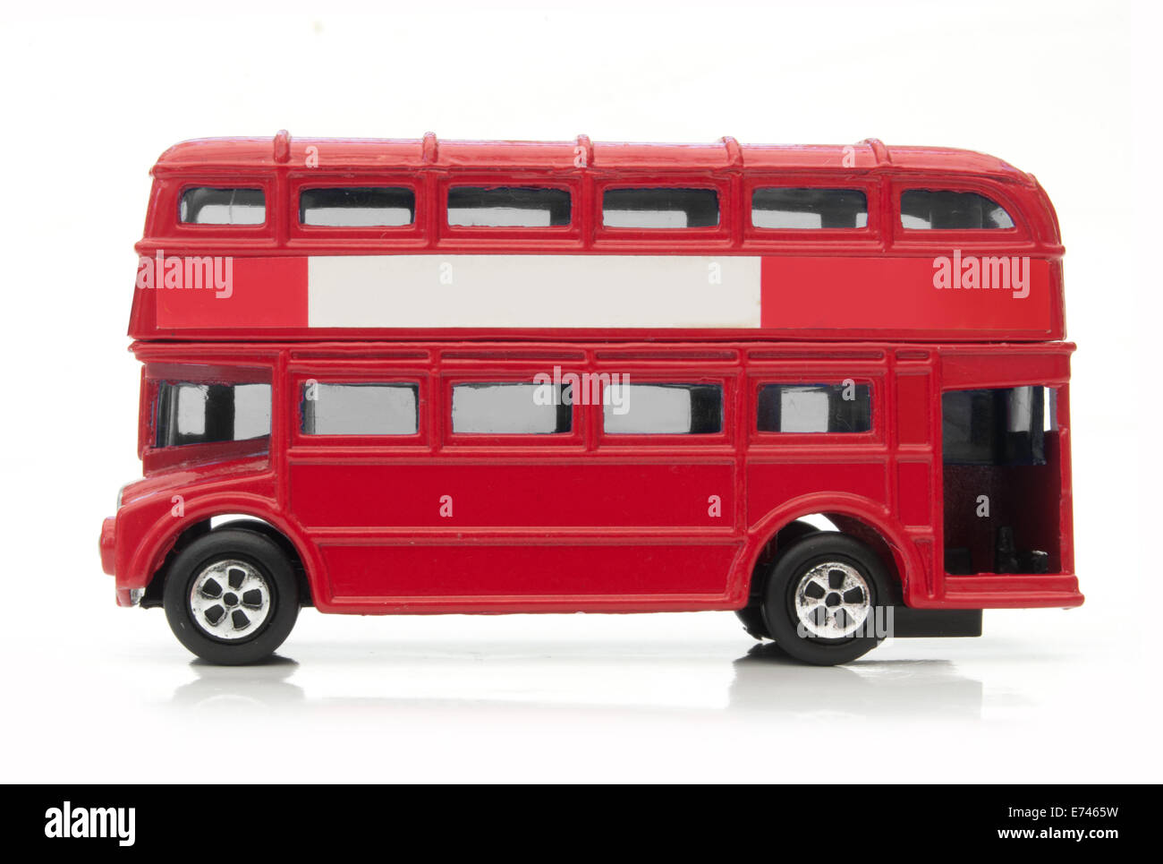 Roten Londoner Routemaster Doppeldeckerbus auf einem weißen Hintergrund Stockfoto