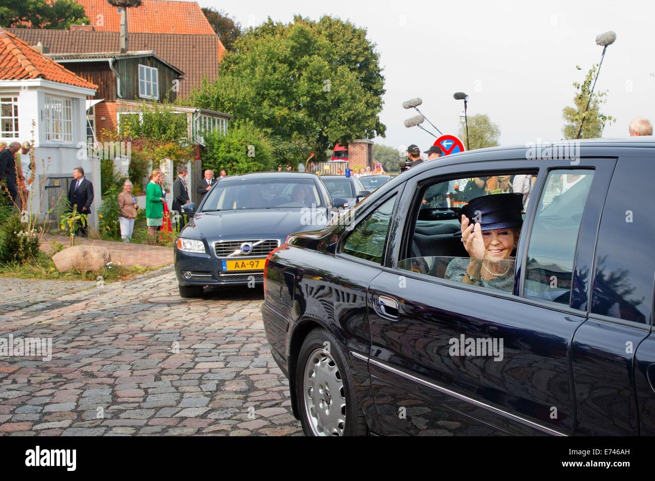 Hitzacker, Deutschland. 5. Sep, 2014. Prinzessin Beatrix der Niederlande eröffnet die Prinz-Claus-Promenade in Hitzacker, Deutschland, 5. September 2014. An der Promenade besucht die Prinzessin der Hochwasser-Sicherheitssystem, das die Menschen in Hitzacker schützt gegen das Hochwasser des Flusses Sperrwerks. Die Prinzessin öffnet die Promenade durch eine Gedenktafel enthüllen. Prinz Claus, verstorbener Ehemann von Prinzessin Beatrix, wurde 1926 in Hitzacker geboren. Prinzessin Beatrix besuchte Hitzacker zusammen mit Prinz Claus nach ihrer Verlobung im Jahre 1965. Foto: Patrick van Katwijk - Achtung! KEIN Kabel-SERVICE-/ Dpa/Alamy Live News Stockfoto